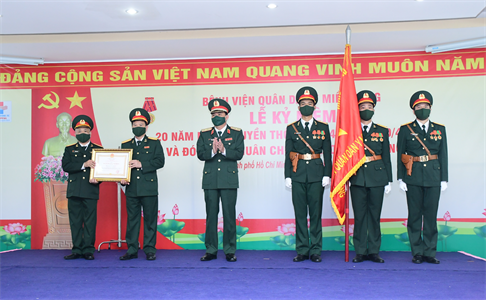 Bệnh viện Quân Dân y miền Đông đón nhận Huân chương Lao động hạng Nhì