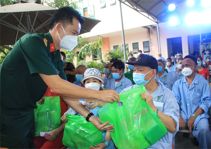 Bệnh viện Quân y 175 tặng 250 phần quà cho bệnh nhân ung thư