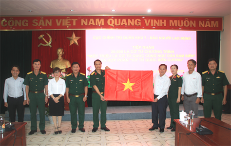 Quân khu 7 tiếp nhận 20.000 lá cờ Tổ quốc từ Báo Người lao động