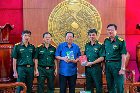 Thiếu tướng Trần Ngọc Thổ tặng sách cho Trường Quân sự Quân khu 7