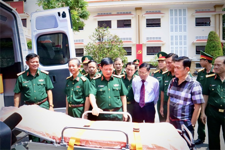 Tập đoàn Donacoop trao tặng 6 xe cứu thương cho Quân khu 7