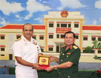 Tư lệnh Hạm đội miền Đông Ấn Độ thăm Quân khu 7