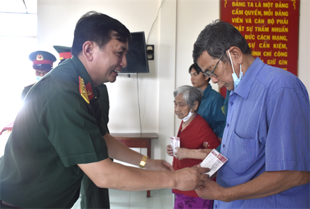 Công ty Đông Hải tặng sổ tiết kiệm thương binh có hoàn cảnh khó khăn