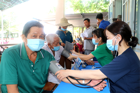 Bệnh viện Quân dân y miền Đông khám bệnh, tặng quà người dân
