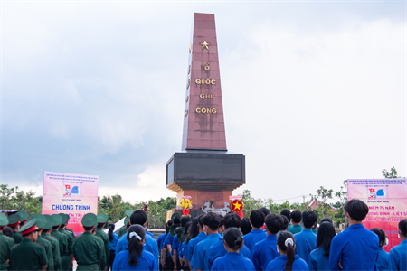 Trường Quân sự Quân khu 7 thắp nến tri ân các anh hùng liệt sĩ