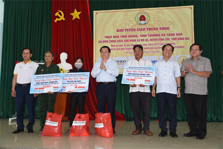 Đồng chí Nguyễn Trọng Nghĩa tặng nhà tình nghĩa cho gia đình chính sách tại tỉnh Đồng Nai