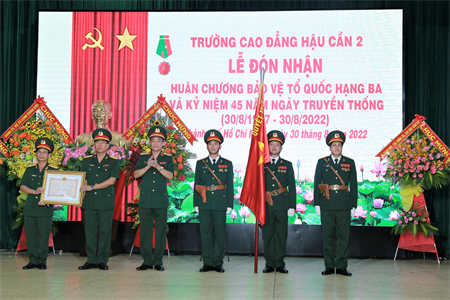 Trường Cao đẳng Hậu cần 2 đón nhận Huân chương Bảo vệ Tổ quốc hạng Ba