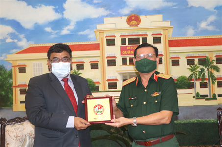 Cán bộ, học viên Đại học Quốc phòng Ấn Độ thăm Quân khu 7