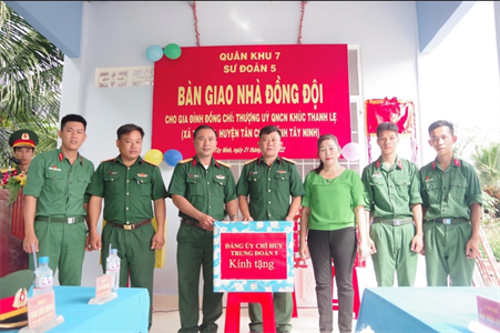 Trung đoàn 5 bàn giao nhà đồng đội