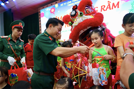 Trung đoàn Gia Định, Bộ Tư lệnh TP.HCM chăm lo Trung thu cho thiếu nhi