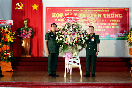 Họp mặt truyền thống ngày thành lập Thông tin Miền (B2)