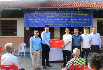 Bệnh viện Quân y 7B khám bệnh và tặng quà tại Siem Reap