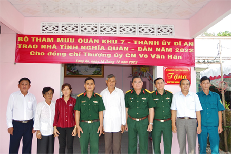 Bộ Tham mưu Quân khu trao “Nhà Quân - Dân” năm 2022