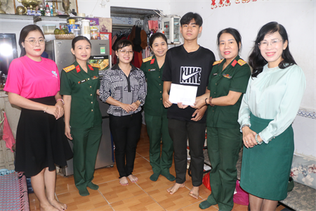 Hội phụ nữ Cơ quan Cục Chính trị Quân khu 7 trao học bổng từ chương trình “Mẹ đỡ đầu”