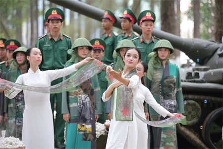 "Lính và lụa": Nét đẹp oai hùng và trữ tình