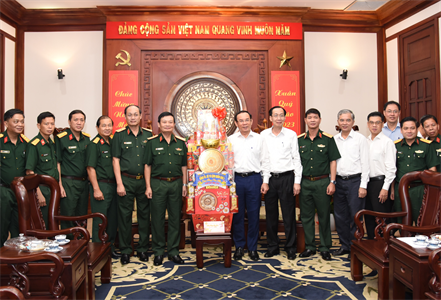Bộ Tư lệnh Quân khu thăm, chúc Tết Thành ủy TPHCM và các đơn vị đóng quân trên địa bàn