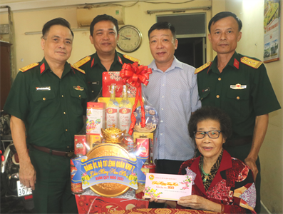 Quân khu 7 chúc Tết gia đình thân nhân các đồng chí nguyên Thủ trưởng Bộ Tư lệnh Quân khu