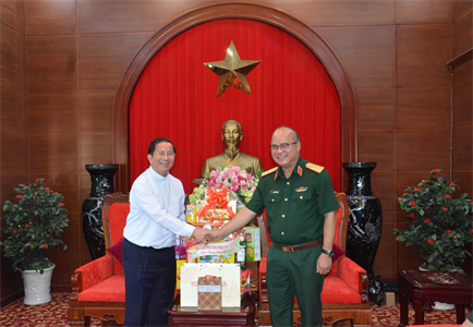 Tòa Giám mục Giáo phận Phú Cường chúc tết Bộ Tư lệnh Quân khu 7