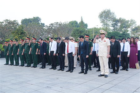 Lãnh đạo Thành phố Hồ Chí Minh dâng hương, viếng Nghĩa trang Liệt sĩ