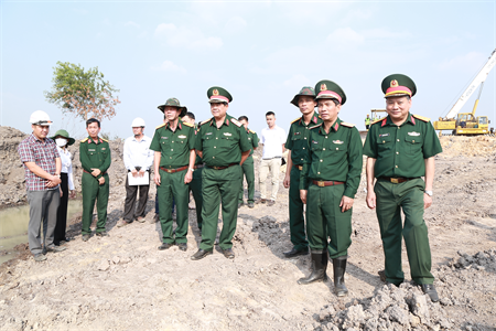 Bộ Tư lệnh Quân khu 7 kiểm tra tiến độ xây dựng đường tuần tra biên giới
