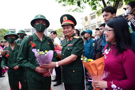 Trung tướng Trần Hoài Trung dự Lễ giao nhận quân tại huyện Vĩnh Cửu, tỉnh Đồng Nai