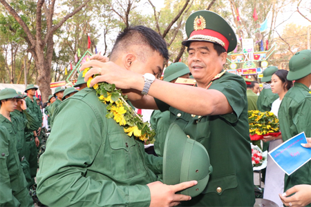 Thanh niên huyện Phú Giáo, tỉnh Bình Dương hăng hái lên đường nhập ngũ