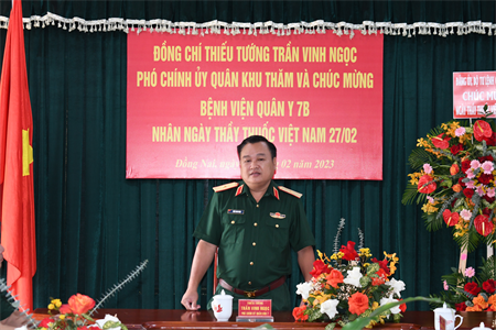Thiếu tướng Trần Vinh Ngọc thăm, chúc mừng cán bộ, nhân viên ngành Y tế nhân dịp ngày Thầy thuốc Việt Nam 27-2