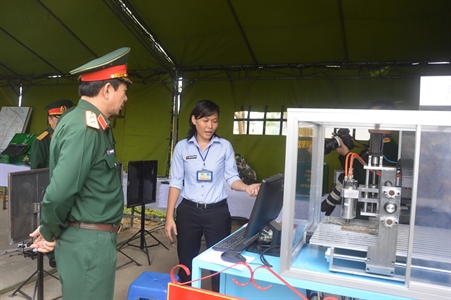 "Cô giáo sáng kiến" với mô hình máy phay CNC cắt gọt kim loại
