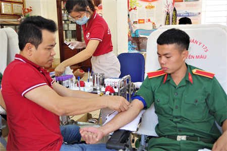 Sẻ chia những giọt máu hồng