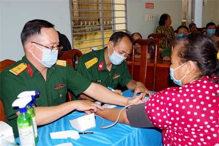 Trường Cao đẳng Hậu cần 2: Khám bệnh, cấp thuốc, tặng quà người dân Tây Ninh