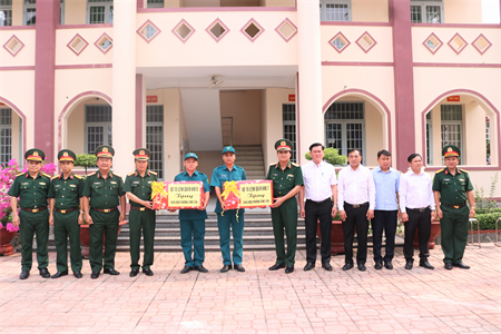 Đoàn cán bộ Quân khu 9 tham quan, trao đổi kinh nghiệm tại các đơn vị Quân khu 7