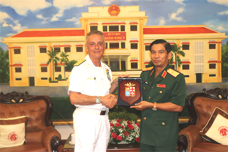 Tàu Hải quân Italia thăm Quân khu 7