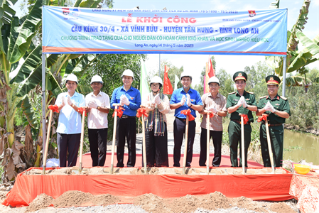 Ban CHQS Quận 5 phối hợp khởi công xây dựng cầu giao thông nông thôn tại huyện Tân Hưng, tỉnh Long An