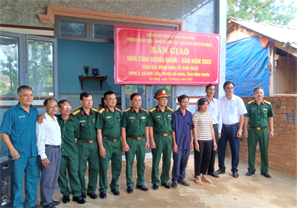 Phòng Tham mưu Bộ CHQS tỉnh Bình Phước bàn giao nhà tình nghĩa