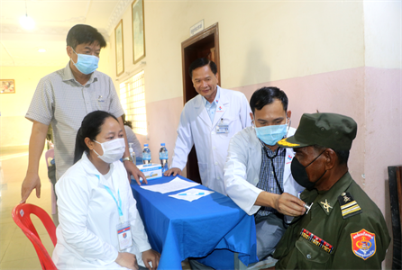 Bệnh viện Quân dân y miền Đông khám bệnh, tặng quà tại tỉnh Kampong Cham, Vương quốc Campuchia