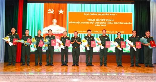 Cục Chính trị Quân khu trao quyết định nâng bậc lương Quân nhân chuyên nghiệp