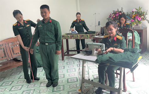 “Tổ sửa quân trang” của Hội phụ nữ Trung đoàn 4
