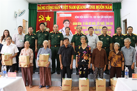 Bệnh viện Quân y 7A khám bệnh, cấp thuốc, tặng quà cho gia đình chính sách, người có công với cách mạng