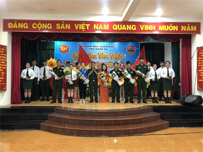 Đội văn nghệ xung kích Bộ Tham mưu giao lưu tại Tiểu đoàn 60