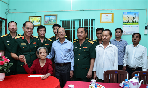 Bộ Tư lệnh Quân khu 7 thăm, tặng quà Mẹ Việt Nam anh hùng tỉnh Long An