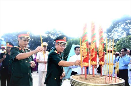 Lễ viếng Nghĩa trang liệt sĩ Thành phố Hồ Chí Minh