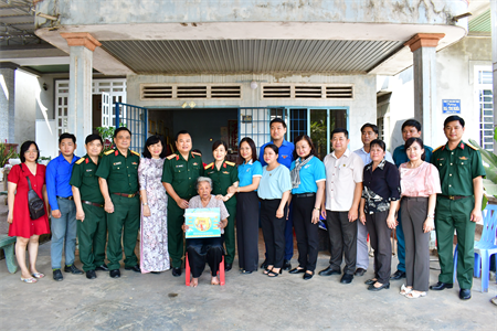 Quân khu thực hiện tốt chính sách đền ơn đáp nghĩa