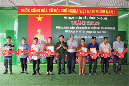 Long An bàn giao 24 căn nhà điểm dân cư trên tuyến biên giới