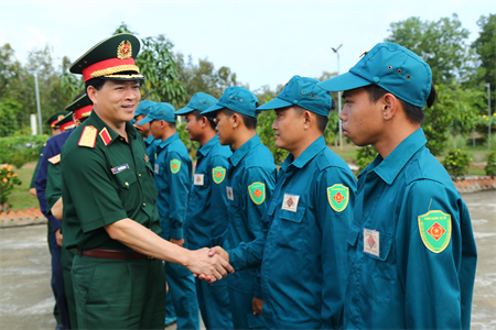 Học viện Quốc phòng trao đổi kinh nghiệm về công tác quân sự, quốc phòng tại Long An