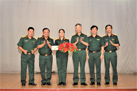 Động viên, giao nhiệm vụ Đoàn nghệ thuật quần chúng Cục Chính trị Quân khu