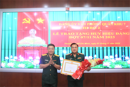 Đảng ủy Văn phòng Quân khu trao Huy hiệu 30 năm tuổi Đảng tặng Thiếu tướng Trần Vinh Ngọc