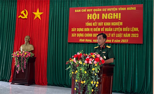 Ban CHQS huyện Vĩnh Hưng rút kinh nghiệm xây dựng đơn vị điểm về huấn luyện điều lệnh, xây dựng chính quy, quản lý kỷ luật