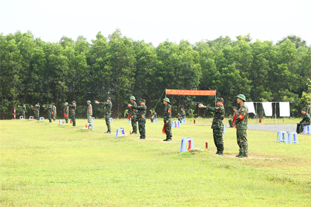Cục Kỹ thuật Quân khu 7 kiểm tra bắn đạn thật cho sĩ quan, quân nhân chuyên nghiệp