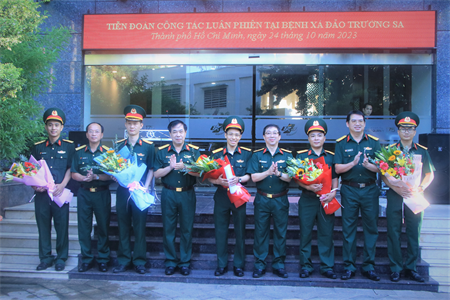 Đoàn y, bác sĩ Bệnh viện Quân y 175 thực hiện nhiệm vụ tại huyện đảo Trường Sa