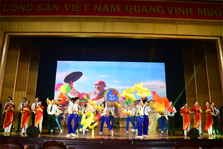 Đồng chí Chính ủy Quân khu đến động viên các đoàn tham gia Liên hoan Nghệ thuật quần chúng